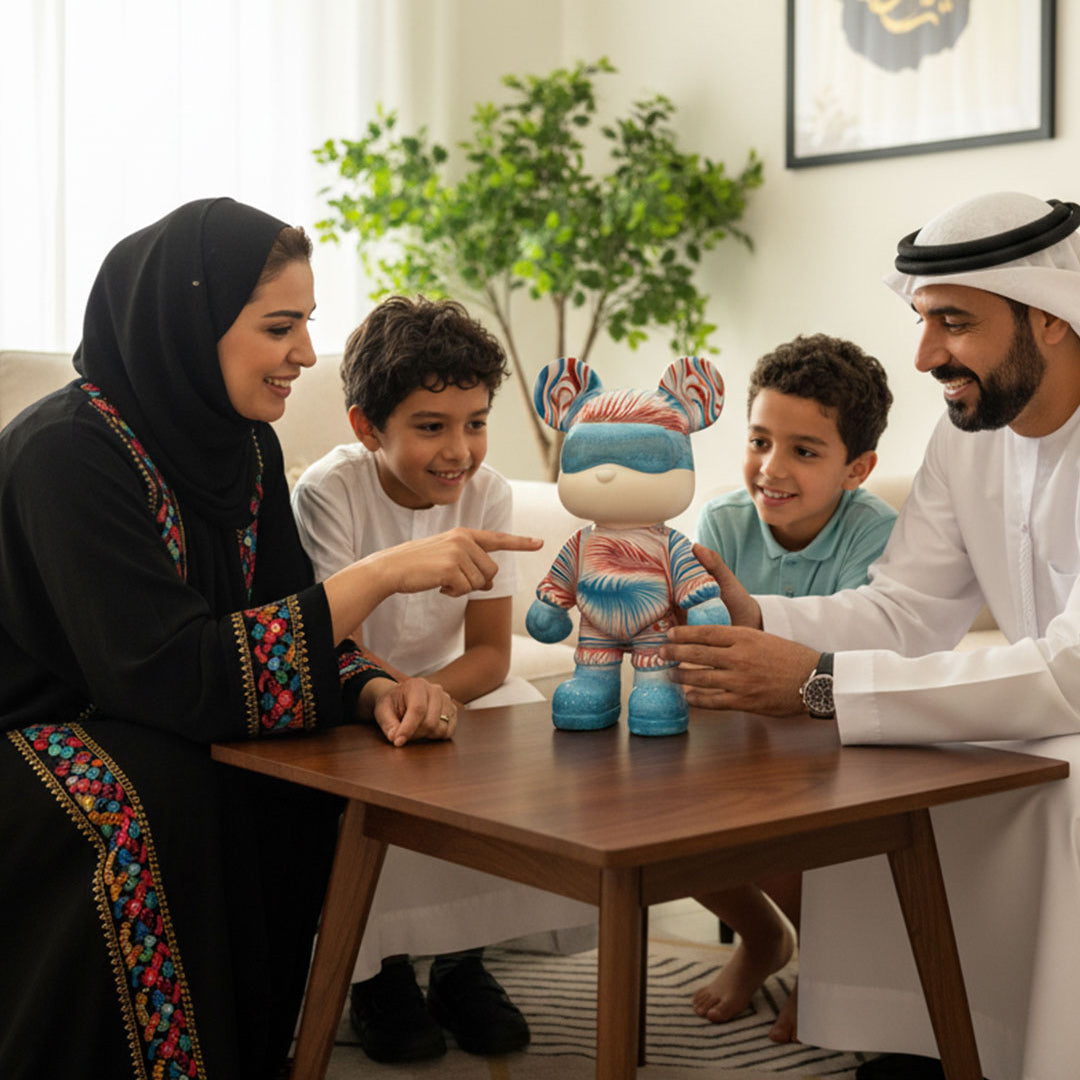 السياق التجاري: أسرة عربية تعرض بفخر تمثال دبي دريب آرت الملوّن الذي صنعته بنفسها.